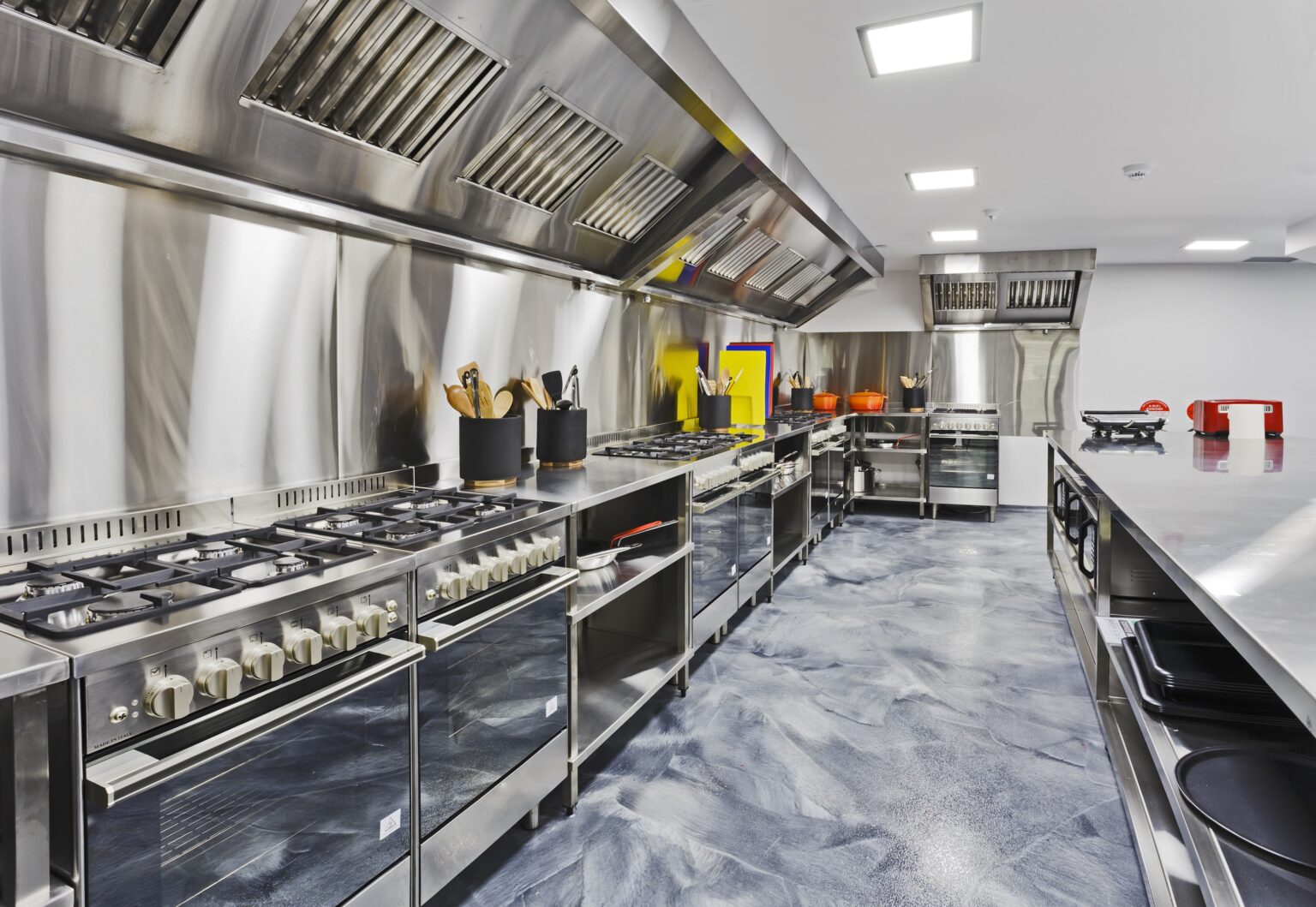 Modern shiny kitchen with stainless still kitchenware
